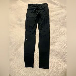 NEW!! Lululemon women leggings, blue/grey color, size 4, pockets,great condition